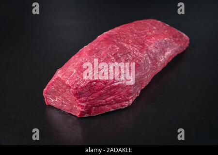 Raw trockenen Jahren wagyu Rind Rumpsteak Rinderfilet Stück als Closeup auf schwarzen Hintergrund mit Kopie Raum Stockfoto