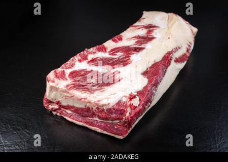 Raw trockenen Jahren Wagyu Beef unterbrust Stück als Closeup auf schwarzen Hintergrund mit Kopie Raum Stockfoto