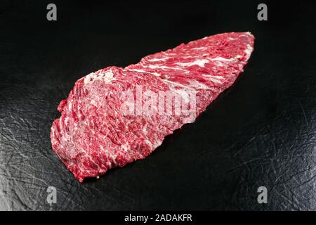 Raw wagyu skirt Steak als Closeup auf schwarzen Hintergrund mit Kopie Raum Stockfoto