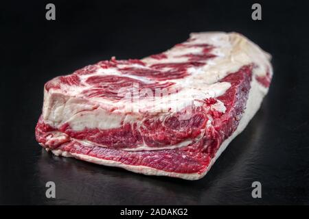 Raw trockenen Jahren Wagyu Beef unterbrust Stück als Closeup auf schwarzen Hintergrund mit Kopie Raum Stockfoto