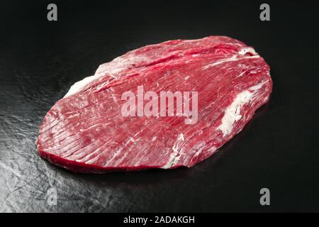 Raw trockenen Jahren wagyu Flank Steak als Closeup auf schwarzen Hintergrund mit Kopie Raum Stockfoto