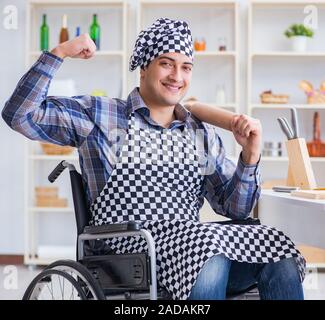 Jungen Koch mit Rolle Teig Mahlzeit vorbereiten Stockfoto