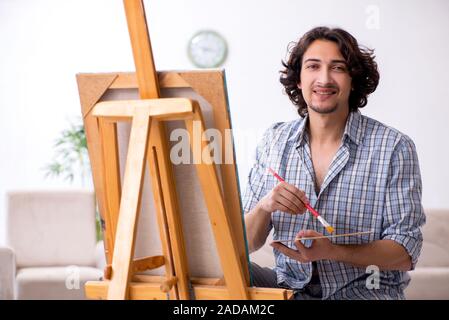 Jungen gutaussehenden Mann malen zu Hause genießen Stockfoto