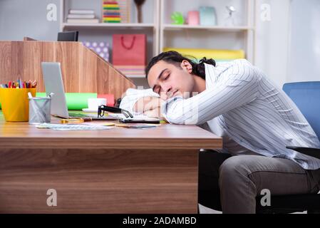 Junge männliche Designer arbeiten im Büro Stockfoto