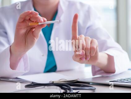 Arzt in anti rauchen Konzept Stockfoto