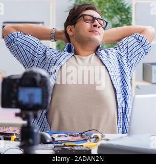 Vlogger Recording Computer Reparatur auf Kamera für Vlog Blog Stockfoto