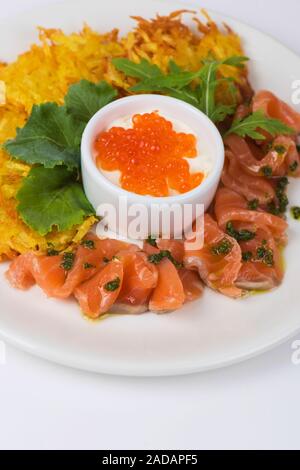 Kartoffelpfannkuchen Lachsfisch und roter Kaviar Stockfoto