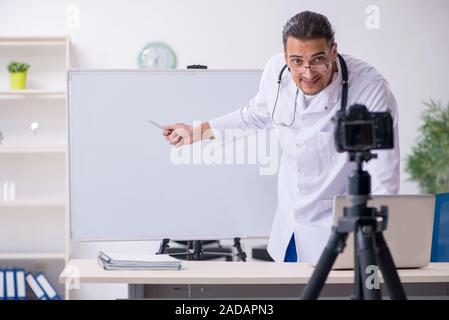 Junge männliche Arzt Aufnehmen von Video für seinen Blog Stockfoto