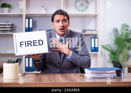 Junge männliche Mitarbeiter, von seiner Arbeit entlassen Stockfoto