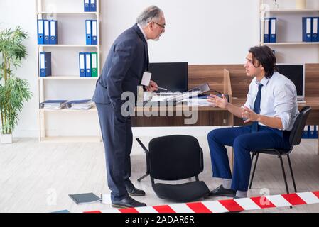 Forensische Ermittler untersuchen Diebstahl im Büro Stockfoto