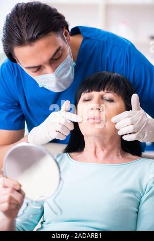 Alte Frau besuchen männlicher Arzt für Plastische Chirurgie Stockfoto