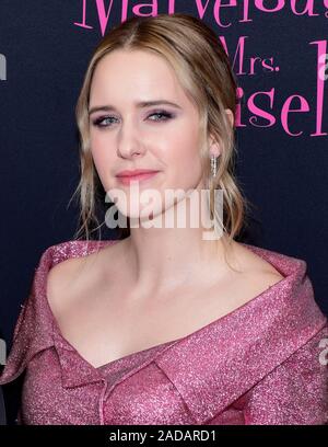 New York, New York, USA. 03 Dez, 2019. Rachel Brosnahan nimmt Amazon Prime Video' Die wunderbare Frau Maisel' Saison 3 Premiere im Museum für Moderne Kunst am Dienstag, Dezember 3, 2019, in New York. Foto: Jeremy Smith/imageSPACE/MediaPunch Credit: MediaPunch Inc/Alamy leben Nachrichten Stockfoto