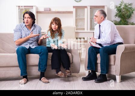 Junge paar Besuchen erfahrener Arzt Psychologe Stockfoto