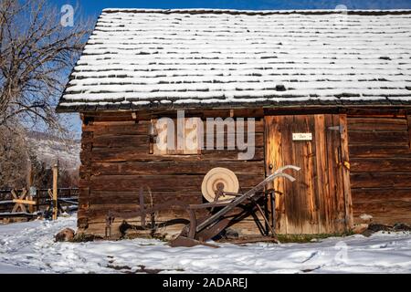 Verschneite Scheune in Golden History Park, Golden, Colorado, USA Stockfoto