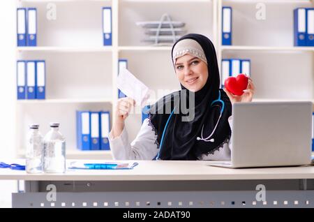 Junger Arzt im Hijab in der Klinik arbeiten Stockfoto