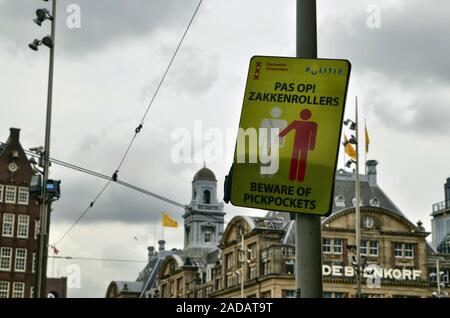 Amsterdam, Holland, August 201. Signage gegen die Cheerleader, die häufig überfüllten Orten warnen. Die Grafik der Zeichen symbolisiert die Geste o Stockfoto