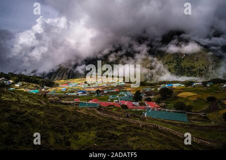 Blick auf das Dorf und die umliegenden Felder, Monsoon Wolken, die in Stockfoto