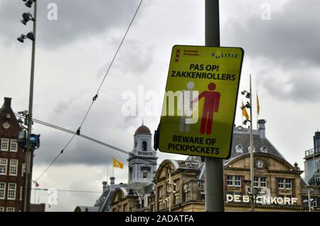 Amsterdam, Holland, August 201. Signage gegen die Cheerleader, die häufig überfüllten Orten warnen. Die Grafik der Zeichen symbolisiert die Geste o Stockfoto