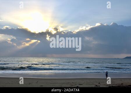 Schönen Sonnenaufgang über dem Meer Stockfoto