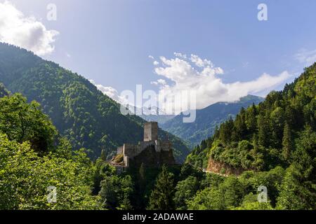 Landschaft von Schloss Zilkale, Wald und bewölkten Bergen. Schloss in Camlihemsin, Rize, Schwarzmeerregion der Türkei Stockfoto