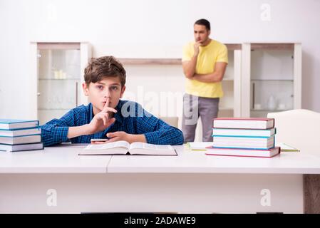 Vater, der seinen Sohn für Schule vorzubereiten Stockfoto