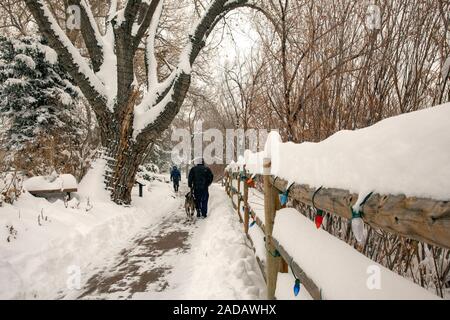 Wanderer auf Clear Creek Trail im Winter - Golden, Colorado, USA Stockfoto