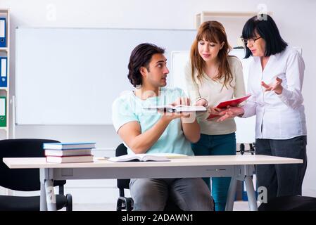 Alte Lehrer und Schüler in der Klasse Stockfoto