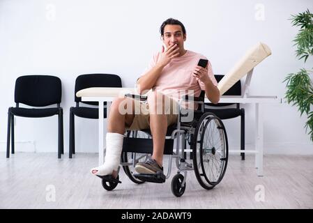 Junge verletzte Mann wartet auf seine Umdrehung im Krankenhaus Halle Stockfoto