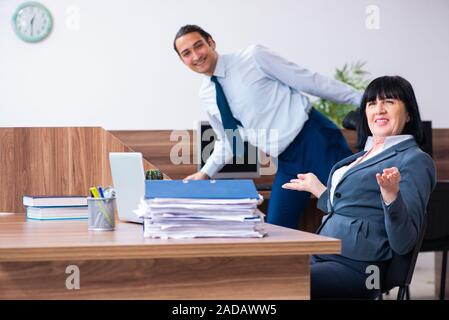 Zwei Mitarbeiter, die sportliche Übungen im Büro Stockfoto