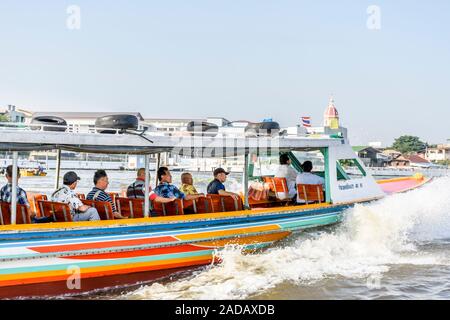 Bangkok, Thailand - 17. November 2019: River Taxi Geschwindigkeiten entlang den Fluss Chao Phraya in Bangkok Die Hauptstadt von Thailand Stockfoto