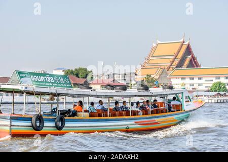 Bangkok, Thailand - 17. November 2019: River Taxi Geschwindigkeiten entlang den Fluss Chao Phraya Vergangenheit einen Tempel in Bangkok, die Hauptstadt von Thailand Stockfoto