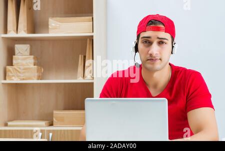 Call Center Mitarbeiterin am Paketverteilzentrum in Post Stockfoto