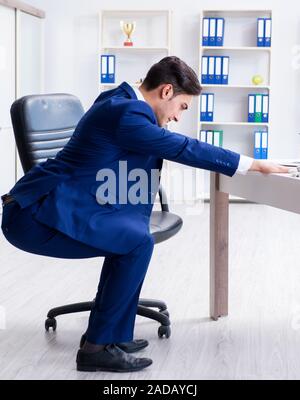 Junge Unternehmer Sport stretching am Arbeitsplatz Stockfoto