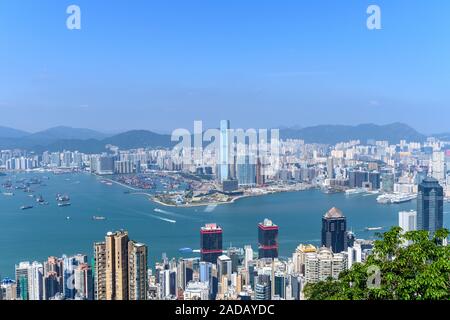 Skyline von Hongkong und den Victoria Harbour als vom Peak während des Tages gesehen. Stockfoto