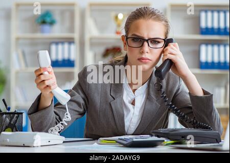 Junge Geschäftsfrau Buchhalter die Arbeit im Büro Stockfoto