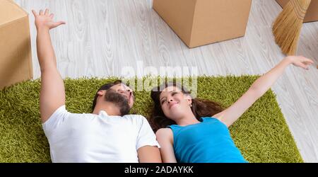 Junge Familie auspacken im neuen Haus mit Boxen Stockfoto