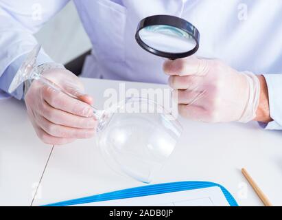 Kriminologen Polizei Chemiker bei der Kriminalität Beweise suchen Stockfoto