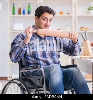 Jungen Koch mit Rolle Teig Mahlzeit vorbereiten Stockfoto