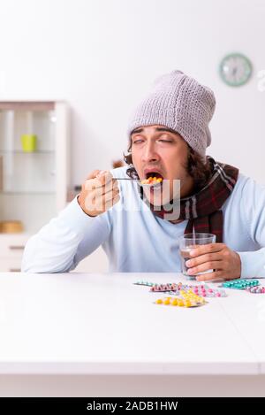 Junger Mann Leiden von der Grippe zu Hause Stockfoto