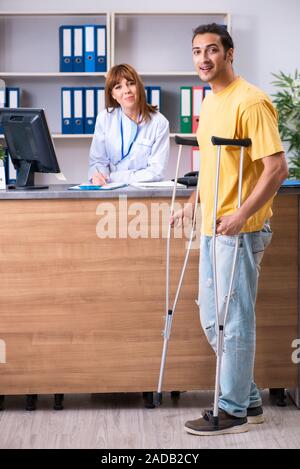 Junge Patienten an der Rezeption im Krankenhaus Stockfoto