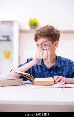 Kid Vorbereitung für die Schule zu Hause Stockfoto