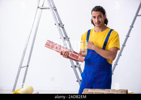 Junger Mann Auftragnehmer Renovierung zu Hause Stockfoto