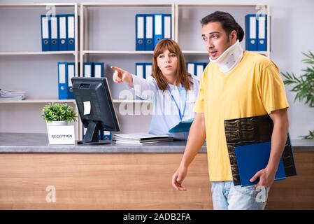 Junge Patienten an der Rezeption im Krankenhaus Stockfoto