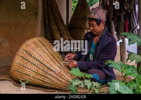 Ein Mann sitzt auf dem Boden, ein Bambus Korb flechten Stockfotografie -  Alamy