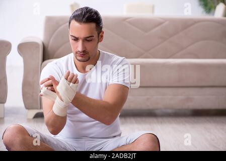 Hand verletzten Mann Übungen zu Hause Stockfoto