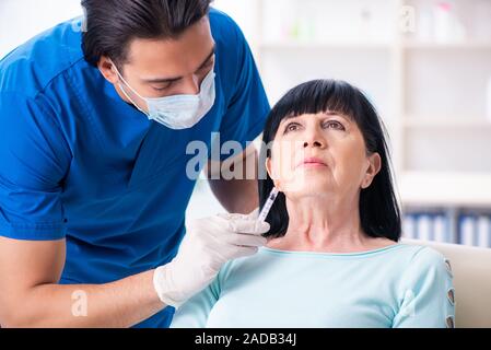 Alte Frau besuchen männlicher Arzt für Plastische Chirurgie Stockfoto