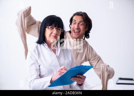 Alten weiblichen Psychiater besuchen junge männliche Patienten Stockfoto