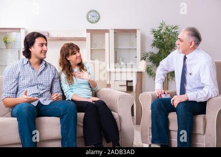 Junge paar Besuchen erfahrener Arzt Psychologe Stockfoto