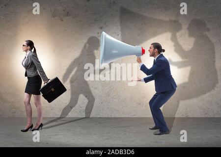 Geschäftsmann schreien durch große Lautsprecher Stockfoto