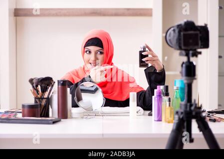 Schönheit Blogger im hijab Aufnahme von Video für Ihren Blog. Stockfoto